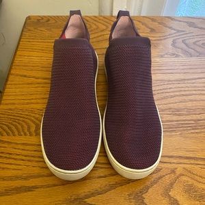 Berry Lattice Chelsea’s by Rothy’s, 9.5. VGUC, only owner.